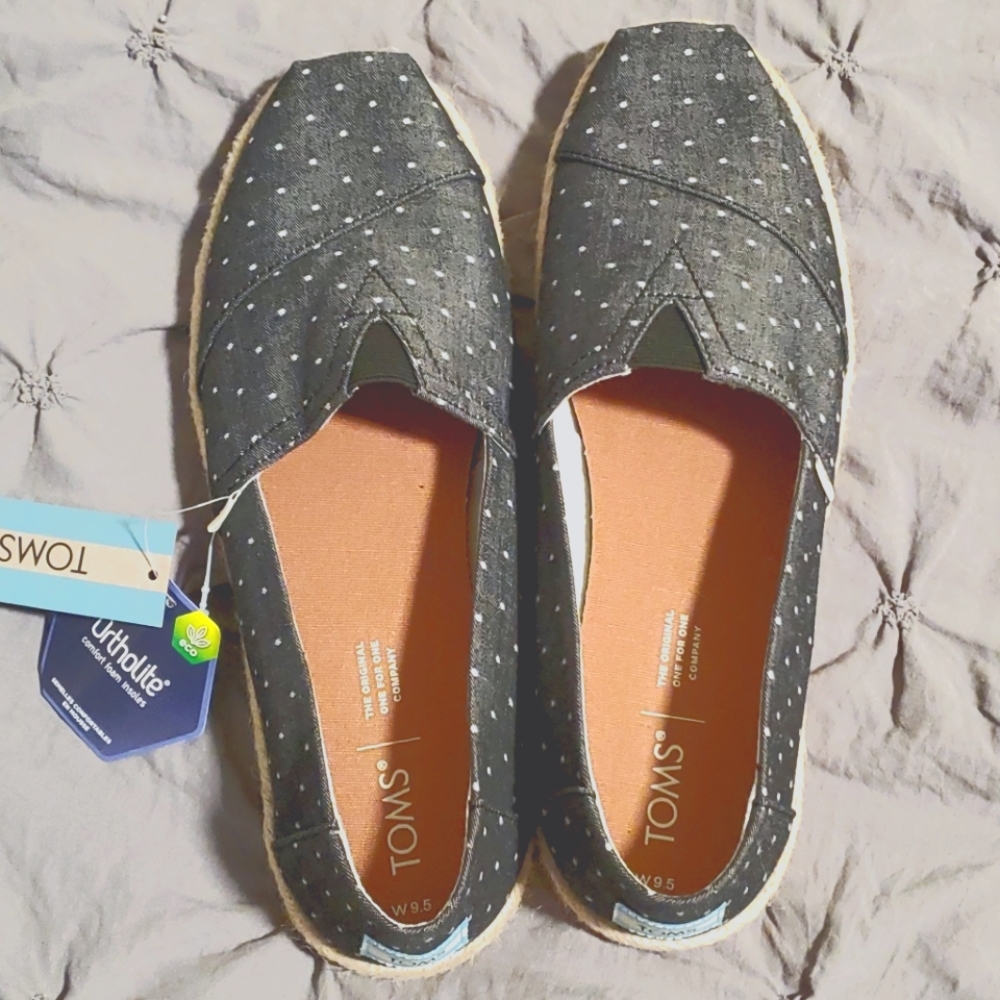 Brand new Toms